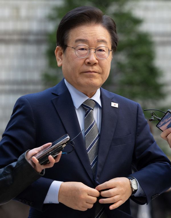 ▲ 이재명 더불어민주당 대표가 12일 오전 서울 서초구 서울중앙지방법원에서 열린 '대장동 배임 및 성남FC 뇌물 의혹' 관련 56차 공판에 출석하고 있다. 사진=뉴시스