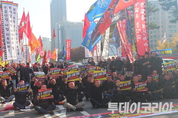 ▲ 12일 서울 여의도 국회의사당역 인근에서 진행된 한농연의 '농정 혁신 촉구 농민 총궐기 대회'. 사진=투데이코리아