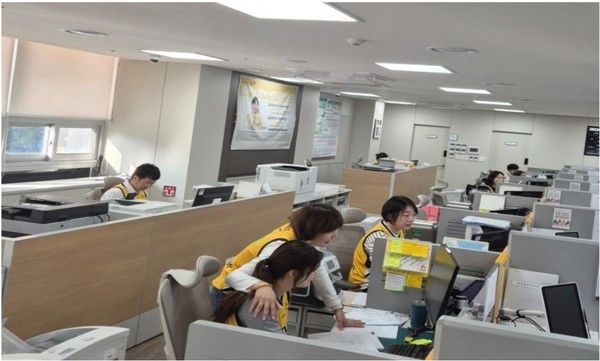 ▲ ▲ 국민은행 영업점에서 직원들이 KB스타즈 유니폼을 입고 업무을 보고 있다. 사진=KB국민은행