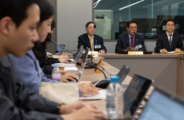 ▲ 김교웅 대한의사협회 대의원회 의장이 지난 10일 서울 용산구 대한의사협회에서 열린 2024년도 긴급 임시대의원 총회를 마친 뒤 결과를 발표하고 있다. 사진=뉴시스