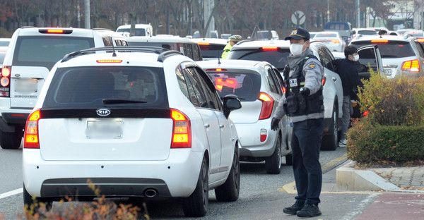 ▲ 지난 2023학년도 대학수학능력시험일 전북 전주시 전주영생고등학교 시험장 앞에서 경찰관들이 교통정리를 하고 있다. 사진=뉴시스
