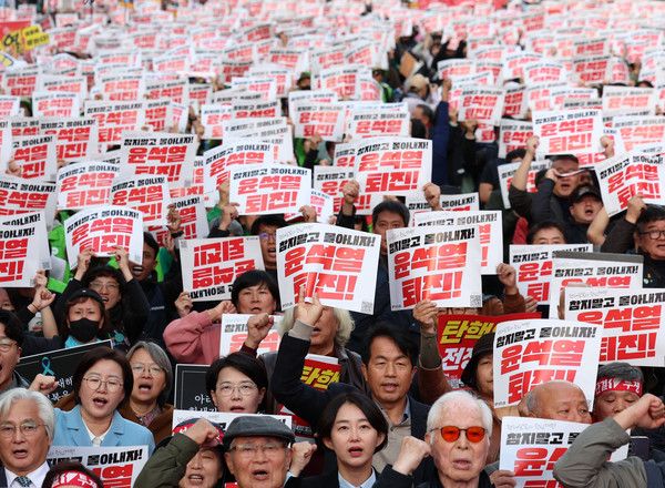 ▲ 지난 9일 오후 서울 세종대로에서 윤석열정권 퇴진 운동본부와 민주노총이 주최한 2024 전태일열사 정신계승 전국노동자대회·1차 퇴진 총궐기에서 참석자들이 구호를 외치고 있다. 사진=뉴시스