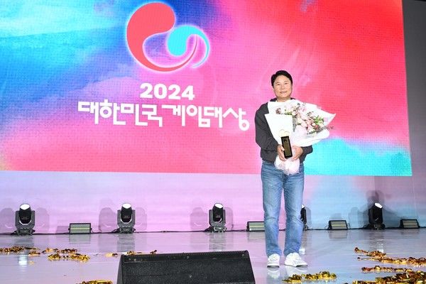 ▲ 권영식 넷마블 대표가&nbsp;13일 부산 벡스코 컨벤션홀에서&nbsp;'2023&nbsp;게임대상' 최고상인 대상을 수상하고 있다. 사진=지스타
