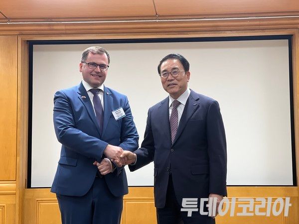 ▲ 조용병 은행연합회장(오른쪽)과 타데우즈 비알렉 폴란드은행협회장이 13일 서울 중구 은행회관에서 열린 ‘한국-폴란드 금융교류 세미나’에서 기념촬영을 진행하고 있다. 사진=김민성 기자