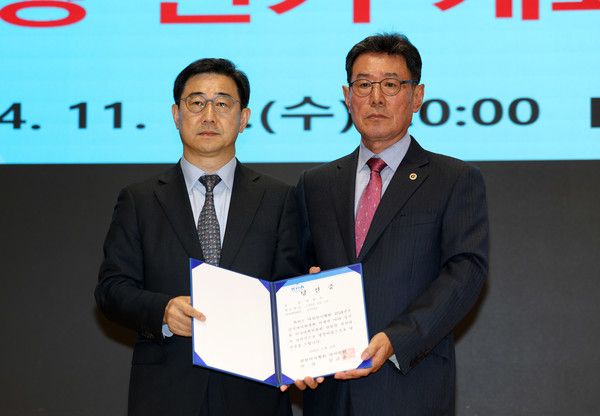 ▲ 13일 오후 서울 용산구 대한의사협회에서 비상대책위원회 위원장으로 선출된 박형욱 대한의학회 부회장이 당선증을 수여받고 기념촬영하고 있다. 사진=뉴시스