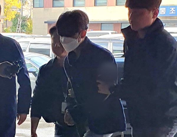 ▲ 15일 오전 지난 9월 한 온라인 커뮤니티에 '성남 야탑역 살인 예고' 글을 올렸던 작성자가 영장실질심사를 마친 뒤 수원남부경찰서 유치장으로 들어가고 있다. 이 작성자는 해당 온라인 커뮤니티 운영관리자로 확인됐다. 사진=뉴시스