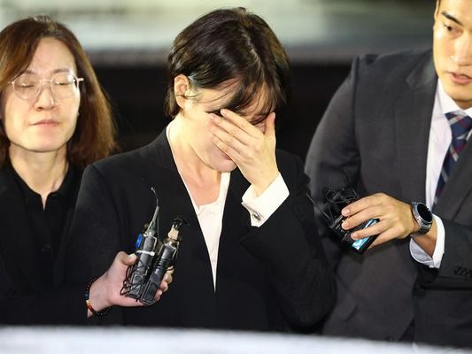 ▲ 음주운전 혐의로 입건된 문재인 전 대통령의 딸 문다혜 씨가 18일 서울 용산경찰서에서 열린 조사를 마치고 건물을 나서고 있다. 사진=뉴시스