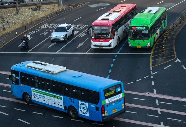 ▲ 서울 중구 세종대로에서 버스가 이동하고 있다. 사진=뉴시스