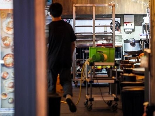 ▲ 서울 중구에 위치한 음식점에서 점원이 영업준비를 하고 있다. 사진=뉴시스