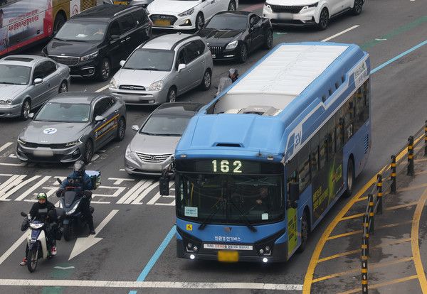 ▲ 서울 중구 서울역 인근에서 버스가 운행하고 있다. 사진=뉴시스