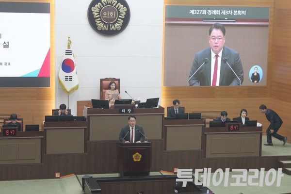 ▲ 서울시의회 국민의힘 이성배 대표의원이 19일 서울시의회에서 개최된 ‘제327회 정례회 제3차 본회의’에서 국민의힘 교섭단체 대표로 나서 연설을 진행하고 있다. 사진=이기봉 기자