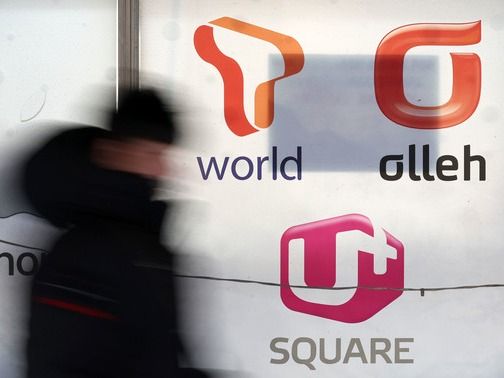 ▲ 서울 소재 휴대전화 매장에 이동통신 3사 로고가 붙어 있다. 사진=뉴시스