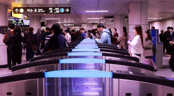 ▲ 지난 15일 오전 서울 중구 시청역에서 시민들이 개찰구를 지나가고 있다. 사진=뉴시스