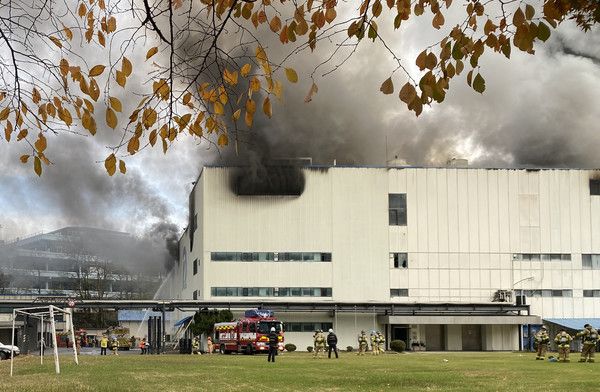 ▲ 19일 오전 9시34분께 경기 수원시 영통구 원천동의 한 전자부품 회사 공장에서 불이 나 소방당국이 진화를 하고 있다. 사진=경기도소방재난본부