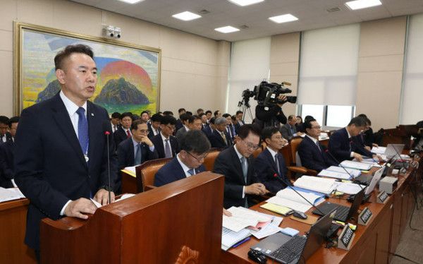 ▲ 유재훈 예금보험공사 사장이 24일 오전 서울 여의도 국회에서 열린 정무위원회 국정감사에서 업무보고를 하고 있다. 사진=뉴시스