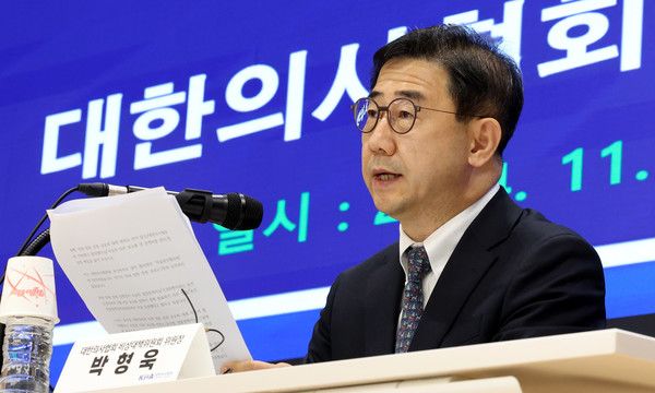 ▲ 박형욱 대한의사협회 비상대책위원장이 18일 오전 서울 용산구 의협회관에서 기자회견을 열고 '비대위 구성과 운영계획' 등을 발표하고 있다. 사진=뉴시스