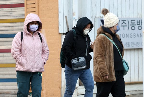 ▲ 추위가 이어진 19일 오전 서울 종로구 세종대로사거리 인근에서 시민들이 몸을 움츠린 채 발걸음을 옮기고 있다. 사진=뉴시스