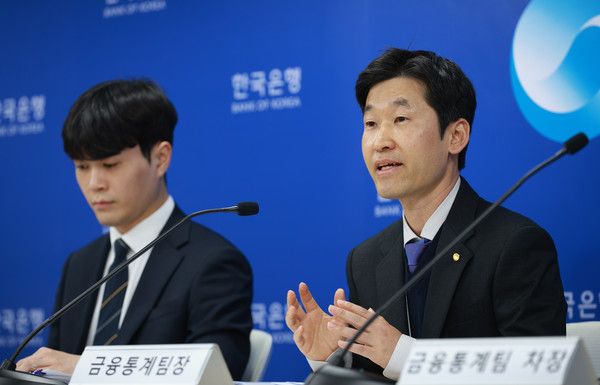 ▲ 김민수 한국은행 경제통계국 금융통계팀장이 19일 오전 서울 중구 한국은행에서 2024년 3/4분기 가계신용(잠정)의 주요 특징을 설명하고 있다. 사진=한국은행