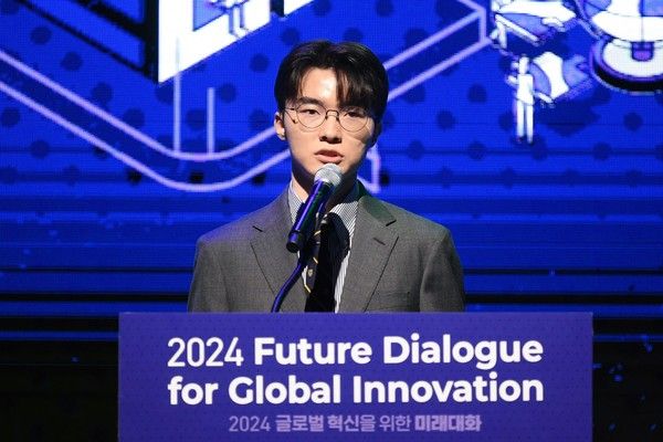 ▲ 프로게이머 페이커 이상혁이 20일 서울 중구 소공동 웨스틴 조선호텔에서 외교부 주최로 열린 '2024 글로벌 혁신을 위한 미래대화'에서 기조연설을 하고 있다. 사진=뉴시스
