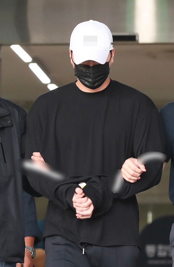 ▲ 향정신성의약품을 투약한 채 롤스로이스 차량을 몰다 행인을 치어 중상을 입힌 20대 남성 신 씨가 지난해 서울 강남구 강남경찰서에서 검찰로 송치되고 있다. 사진=뉴시스