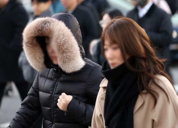 ▲ 서울 종로구 세종대로사거리에서 두꺼운 옷차림을 한 시민들이 발걸음을 옮기고 있다. 사진=뉴시스