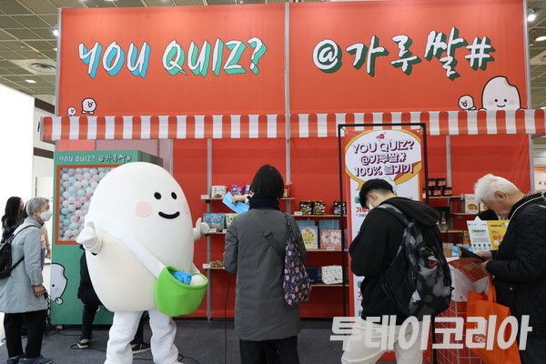 ▲ 20일 서울 코엑스에서 열린 ‘2024 푸드위크’ 가루쌀 관련 부스에 방문객이 관람하고 있다. 사진=투데이코리아