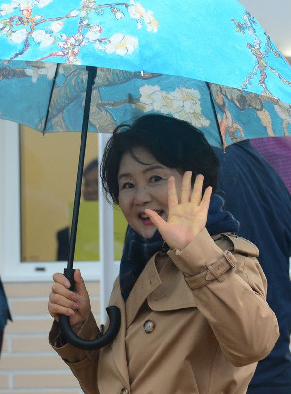 ▲ 김정숙 여사가 지난해 4월25일 오후 경남 양산시 하북면 평산마을에 위치한 평산 책방 현판식에서 지지자와 손 인사를 나누고 있다. 사진=뉴시스