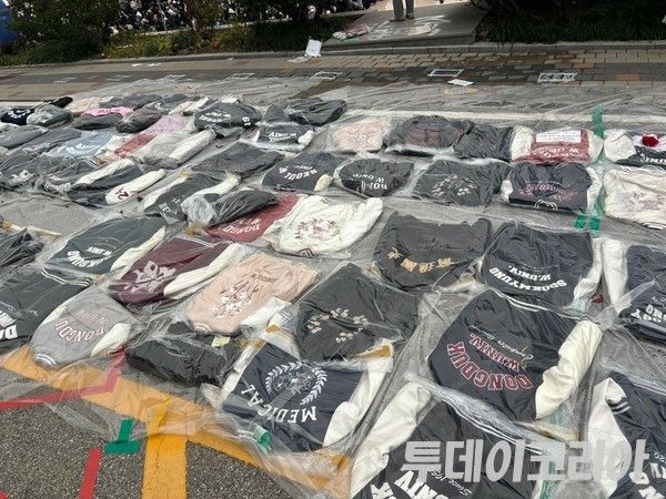 ▲ 지난 20일 동덕여대 본관 앞 학교 측의 남녀공학 전환 논의를 규탄하는 학생들에 의해 학교 점퍼가 길게 늘어져 있다. 사진=투데이코리아