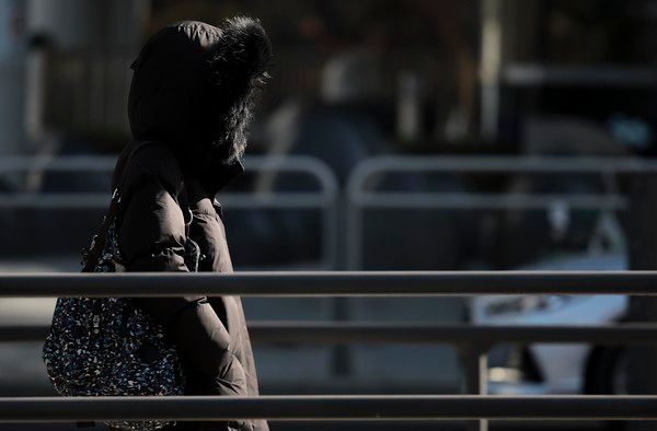 ▲ 서울 종로구 서울역사박물관 인근에서 두꺼운 옷차림을 한 시민이 이동하고 있다. 사진=뉴시스