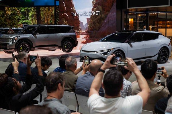 ▲ 기아가 21일(현지시간) 미국 캘리포니아주 로스앤젤레스 컨벤션 센터에서 개최된 ‘LA 오토쇼’에서 ‘더 기아 EV9 GT‘, ‘더 뉴 EV6’와 함께 SUV ‘더 뉴 스포티지’를 북미시장에 선보였다. 사진=기아