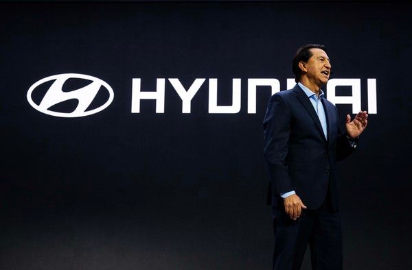 ▲ 현대차 글로벌 최고운영책임자(COO) 호세 무뇨스(José Muñoz) 사장이&nbsp;21일(현지시각)&nbsp;미국&nbsp;LA&nbsp;컨벤션 센터(Los Angeles Convention Center)에서 열린 ‘LA&nbsp;오토쇼’에서&nbsp;발표하고 있다. 사진=현대차