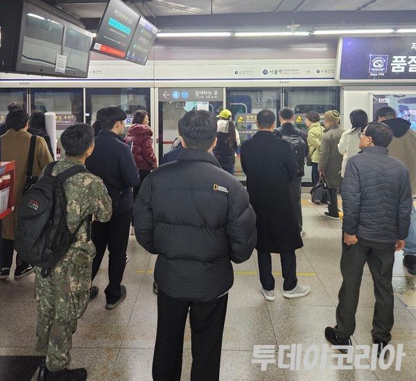 ▲ 지난 21일 서울역 1호선에서 시민들이 지하철을 기다리고 있다. 사진=투데이코리아