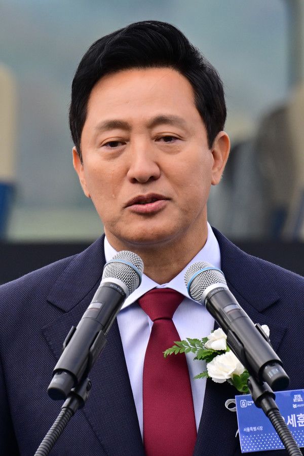 ▲ 25일 오후 경남 사천시 사남면 은성중공업 일원에서 개최된 한강버스 안전기원 진수식에 참석한 오세훈 서울시장이 축사 도중 눈물을 흘리고 있다. 사진=뉴시스