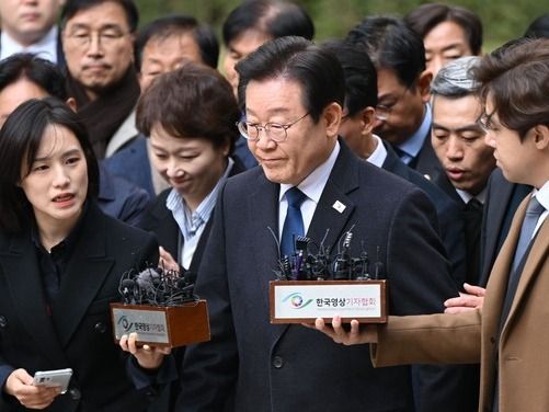 ▲ 이재명 더불어민주당 대표가 25일 서울 서초구 중앙지방법원에서 위증교사 혐의 재판 1심 선고 무죄 판결을 받은 후 법원을 떠나고 있다. 사진=뉴시스