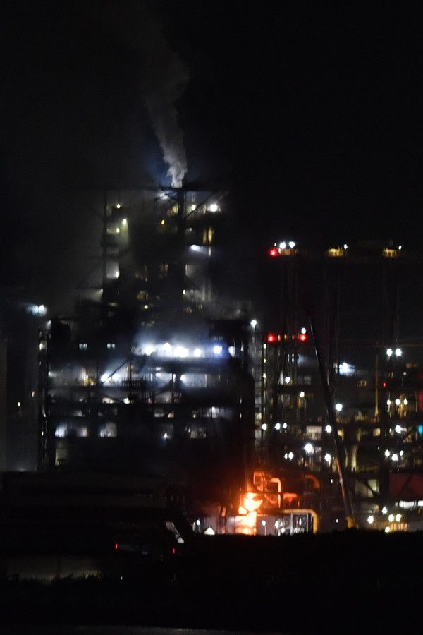 ▲ 지난 24일 오후 11시 18분께 포항시 송내동 포스코 포항제철소에서 화재가 발생해 검은 연기가 피어오르고 있다. 사진=뉴시스