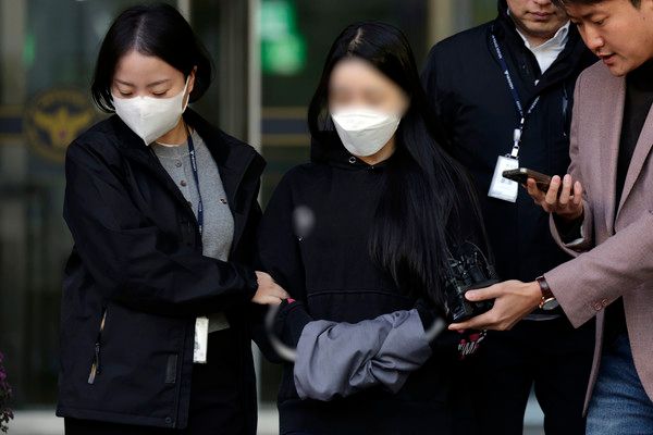 ▲ 강남에서 무면허로 8중 추돌사고를 낸 피의자 김 씨가 지난 7일 서울 강남경찰서에서 구속 송치되고 있다. 사진=뉴시스