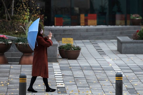 ▲ 서울 종로구 세종대로 인근에서 우산을 쓴 시민들이 이동하고 있다. 사진=뉴시스
