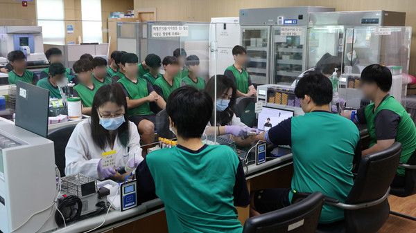 ▲ 9월 10일 인천 미추홀구 인천병무지청 진단검사의학실에서 입영대상자들이 혈액검사를 받고 있다. 사진=뉴시스