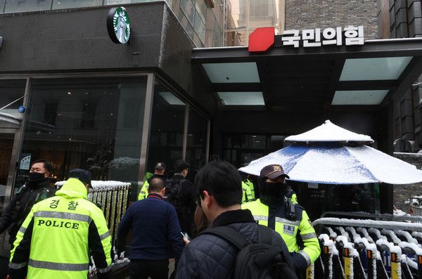 ▲ 검찰이 ‘명태균 공천개입 의혹’과 관련해 27일 오전 서울 여의도 국민의힘 중앙당사를 압수수색을 하고 있다. 사진=뉴시스