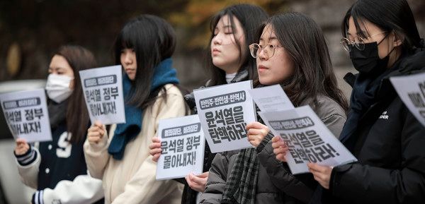 ▲ 26일 서울 성북구 성신여자대학교 정문에서 열린 성신여자대학교 학생, 동문 시국선언 기자회견에서 재학생 및 동문들이 피켓을 들고 있다. 사진=뉴시스