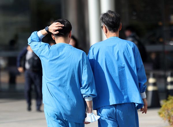 ▲ 서울 시내 한 대학병원에서 의료진이 이동하고 있다. 사진=뉴시스