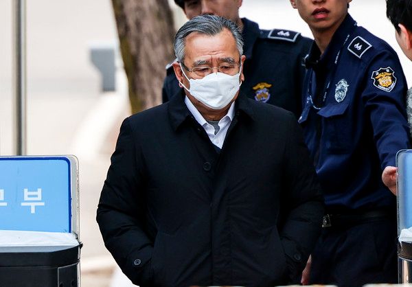 ▲ ‘대장동 로비 의혹’으로 구속기소됐던 박영수 전 특별검사가 지난 1월 경기 의왕시 서울구치소에서 보석으로 석방되고 있다. 사진=뉴시스