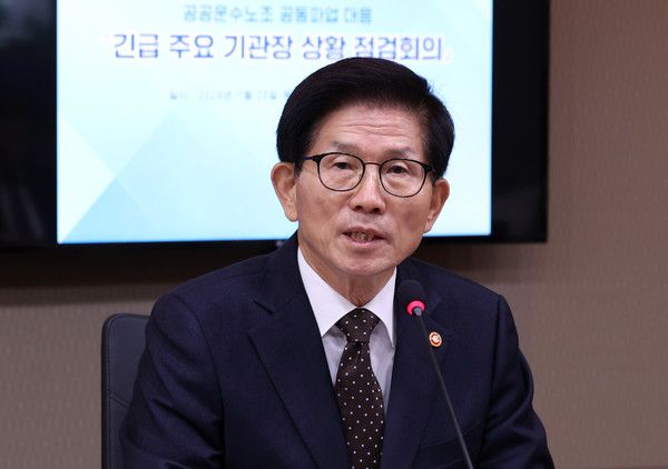 ▲ 김문수 고용노동부 장관이 28일 오전 서울 중구 서울고용노동청에서 열린 공공운수노조 공동파업 대응 긴급 주요 기관장 상황 점검회의에 참석해 발언을 하고 있다. 사진=뉴시스