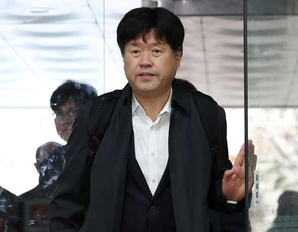 ▲ 김용 전 민주연구원 부원장이 28일 서울 서초구 서울고등법원에서 열린 '민주당 불법 대선자금 수수 의혹' 관련 항소심 결심공판에 출석하고 있다. 사진=뉴시스