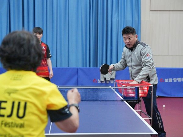 ▲ 오광헌 보람할렐루야 단장이 ‘영화인 대상 탁구 재능기부 행사’에서 레슨을 진행하고 있다. 사진=보람그룹