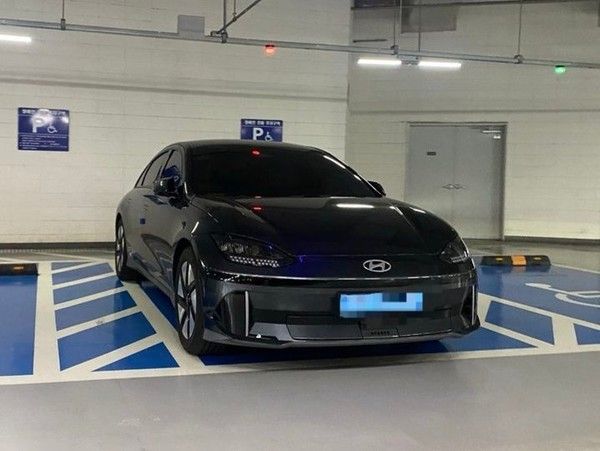 ▲ 장애인주차구역에 주차된 경기도주식회사 관용차량. 사진=정하용 경기도의회 의원