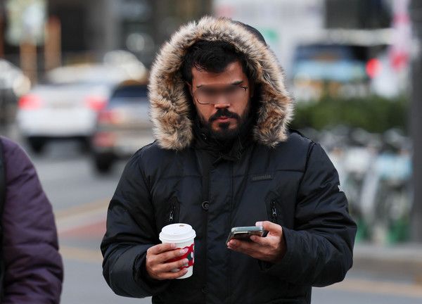 ▲ 절기상 입동인 7일 오전 서울 종로구 세종대로에서 한 외국인이 출근을 하고 있다. 사진=뉴시스