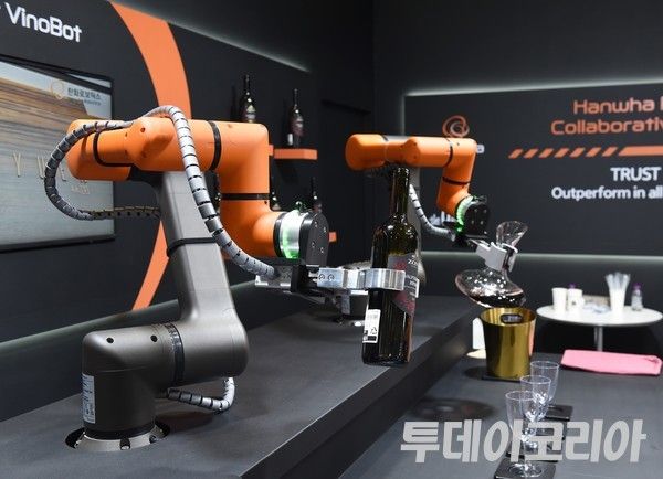▲ 지난 3월 28일 서울 강남구 코엑스홀에서 ‘2024 스마트공장·자동화산업전’이 열린 가운데, 한화로보틱스의 협동로봇이 와인 소물리에의 디켄딩과 브리딩을 재현하고 있다. 사진=투데이코리아
