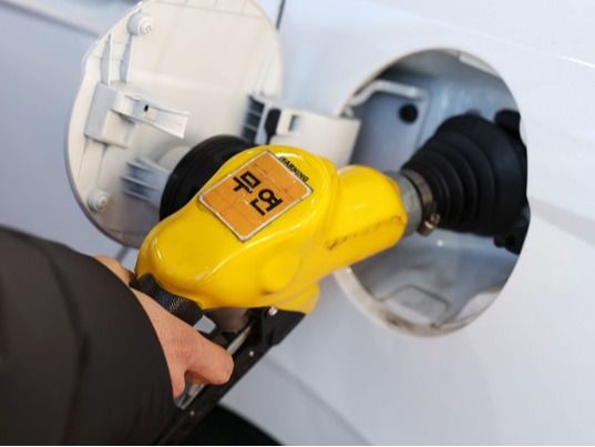 ▲ 원·달러 환율과 국제유가가 하락하면서 수출입물가가 2개월 연속 떨어졌다. 한국은행이 16일 발표한 ‘2023년 12월 수출입물가지수’에 따르면, 지난달 수출 물가(원화 기준)는 전월 대비 0.9% 하락했다. 수출물가는 작년 7월부터 4개월 연속 증가했지만, 11월부터 2개월째 하락했다. 사진은 이날 서울 시내 주유소 모습. 사진=뉴시스