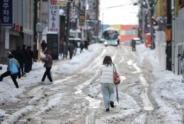 ▲ 지난달 28일 의왕시 도깨비시장 인근에서 시민들이 빙판길을 걷고 있다. 사진=뉴시스